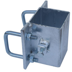 Einfache eckige Befestigungsschellen mit 4 Stück 60 mm Vierkantbügeln für 80x80 mm Vierkantpfosten