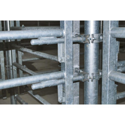 5-rohriges Einschubteil mit 2 gestanzten Riegeln für Tor